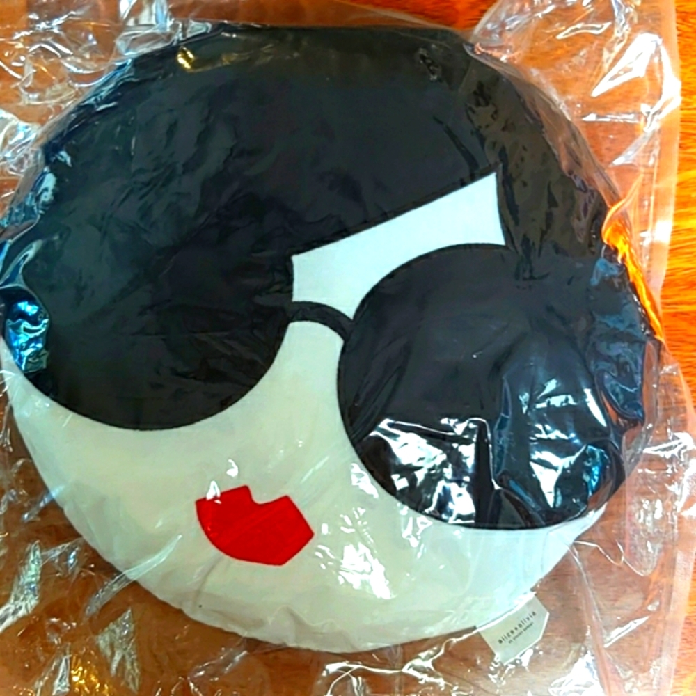 Alice + Olivia stace face round cushion